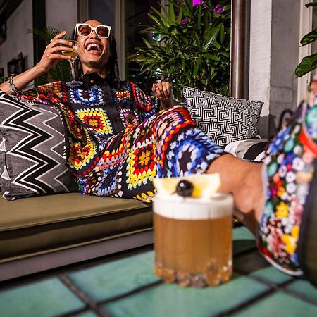 Отель Qt Мельбурн Экстерьер фото A woman drinking a beer
