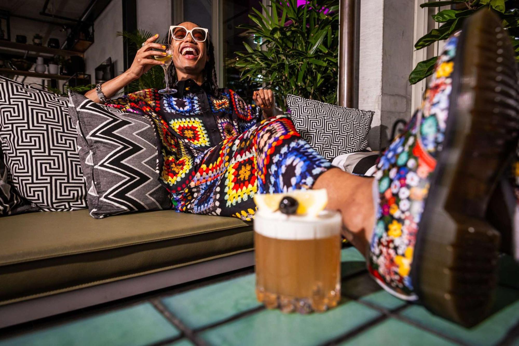 Отель Qt Мельбурн Экстерьер фото A woman drinking a beer